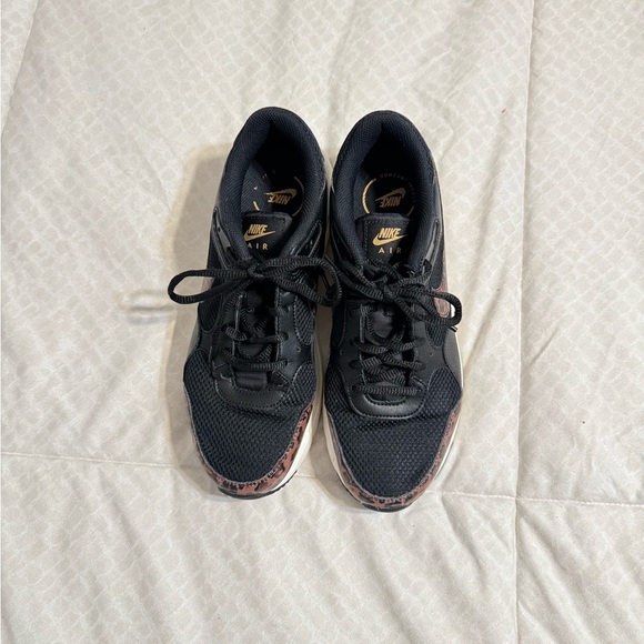 Like new Ladies Nike running shoes. Size 10 - Picture 4 of 6